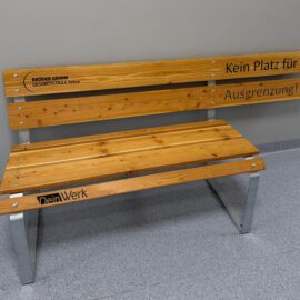 Übergabe der „Bank gegen Ausgrenzung“ an der Brüder-Grimm-Gesamtschule Bebra